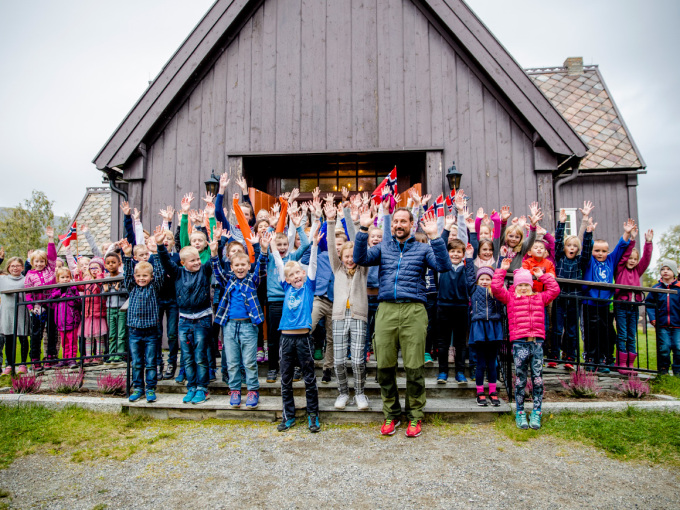 Kronprinsen med barna som song for han utanfor Lesja kyrkje. Foto: Stian Lysberg Solum / NTB scanpix